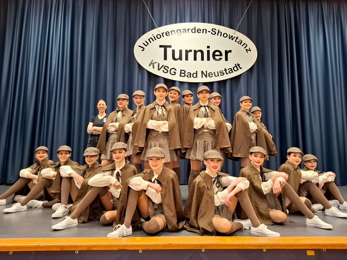 Die Mini-Starlights in braunen Detektiv-Kostümen mit Schiebermützen auf der Bühne beim Juniorengarden-Showtanz-Turnier der KVSG Bad Neustadt