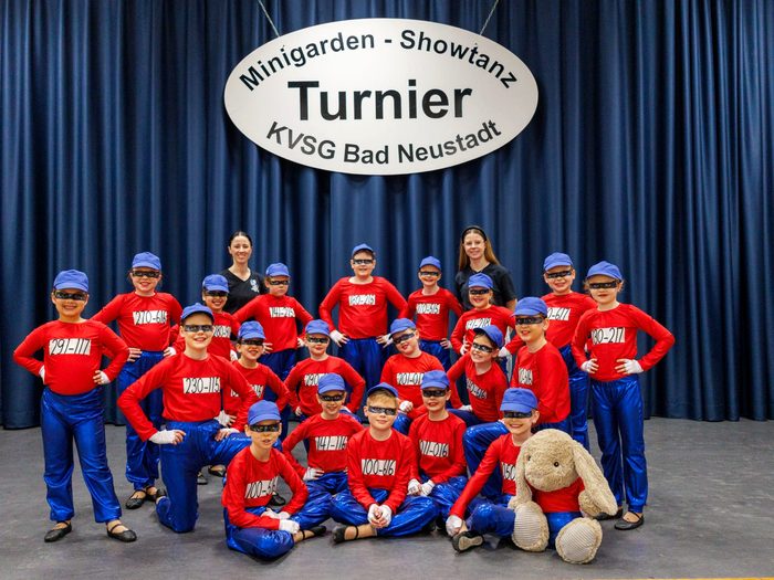 Die Sternschnuppen als kleine Gauner in roten Shirts, blauen Hosen und blauen Mützen mit Augenmasken beim Minigarden-Showtanz-Turnier der KVSG Bad Neustadt